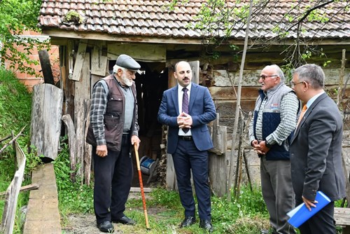 Kaymakamımız Sayın İbrahim ŞAHİN, her hafta yapılan hane ziyaretleri kapsamında Sökü Köyünde ikamet eden vatandaşlarımızın evlerini ziyaret etti.